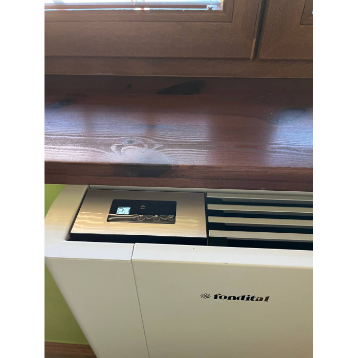 Fancoilová  jednotka Fondital Aural One 20D pro standardní montáž na zeď,ovládání LCD,rozměry-725x579x129.