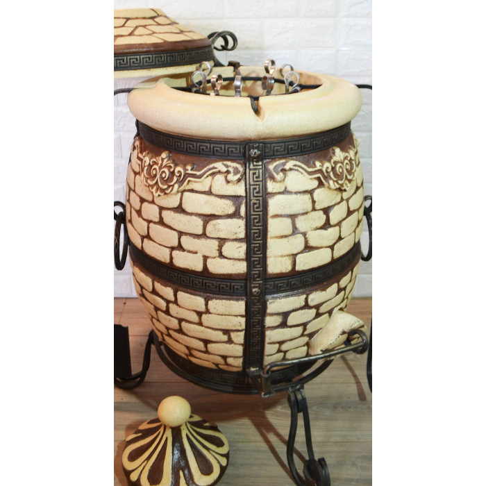 Tandyr / tandoor pec ze šamotové hlíny. Univerzální pec / gril pro přípravu kebabu, masa, zeleniny, a další. Model "Kostka cihla". Vhodný pro skupiny: až 8 osob. Hmotnost: 113 kg.Objem: 89 dm³ (89 litrů).