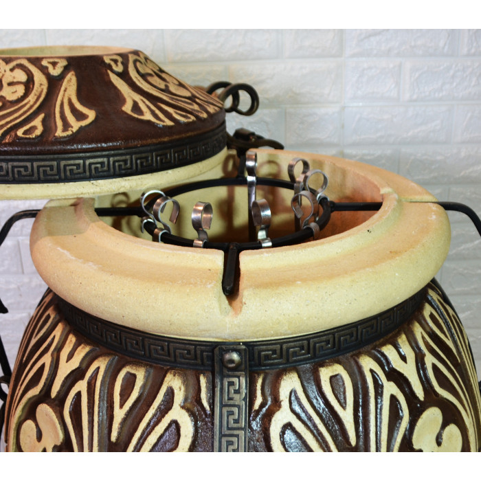 Tandyr / tandoor pec ze šamotové hlíny. Univerzální pec / gril pro přípravu kebabu, masa, zeleniny, a další. Model "Atika". Vhodný pro skupiny: až 13 osob. Hmotnost: 140 kg.Objem: 105 dm³ (105 litrů).