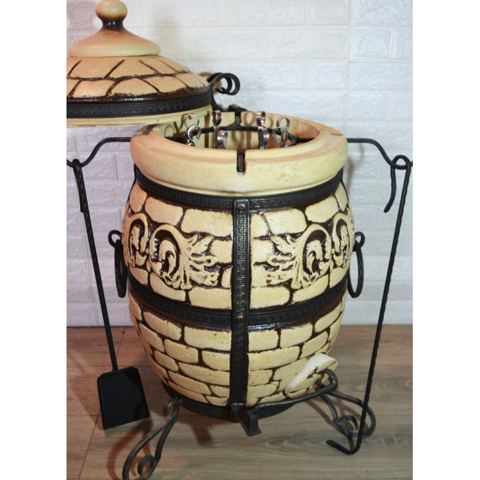 Tandyr / tandoor pec ze šamotové hlíny. Univerzální pec / gril pro přípravu kebabu, masa, zeleniny, a další. Model "Venecia". Vhodný pro skupiny  skupiny: až 7 osob.Hmotnost: 93 kg.Objem: 75 dm³ (75 litrů). .