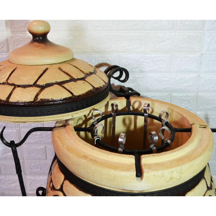 Tandyr / tandoor pec ze šamotové hlíny. Univerzální pec / gril pro přípravu kebabu, masa, zeleniny, a další. Model "Venecia". Vhodný pro skupiny  skupiny: až 7 osob.Hmotnost: 93 kg.Objem: 75 dm³ (75 litrů). .