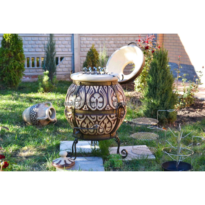 Tandyr / tandoor pec ze šamotové hlíny. Univerzální pec / gril pro přípravu kebabu, masa, zeleniny, a další. Model "Atika". Vhodný pro skupiny: až 13 osob. Hmotnost: 140 kg.Objem: 105 dm³ (105 litrů).
