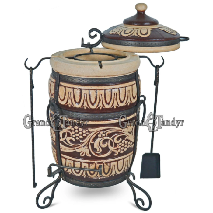 Tandyr / tandoor pec ze šamotové hlíny. Univerzální pec / gril pro přípravu kebabu, masa, zeleniny, a další. Model "Muškát". Vhodný pro skupiny: až 6 osob. Hmotnost: 100 kg .Objem: 75 dm³ (75 litrů).