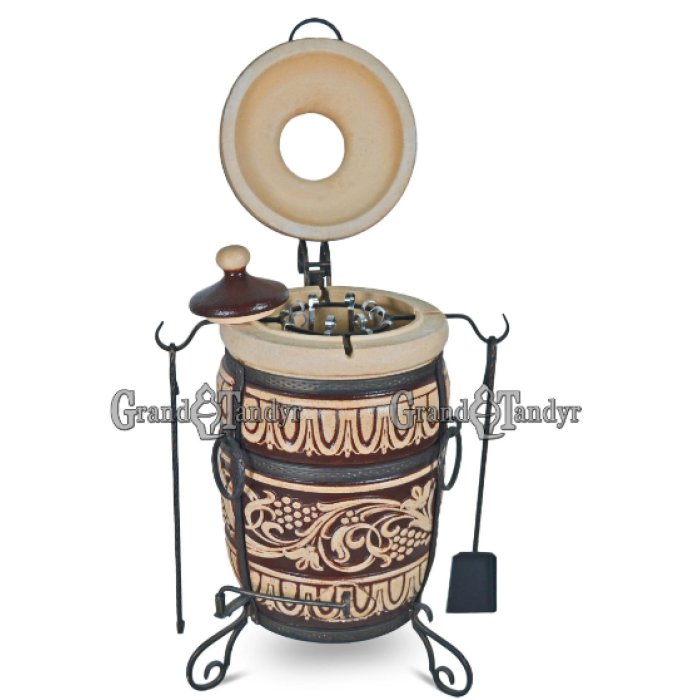 Tandyr / tandoor pec ze šamotové hlíny. Univerzální pec / gril pro přípravu kebabu, masa, zeleniny, a další. Model "Muškát". Vhodný pro skupiny: až 6 osob. Hmotnost: 100 kg .Objem: 75 dm³ (75 litrů).