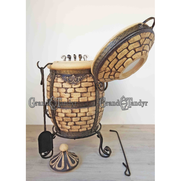 Tandyr / tandoor pec ze šamotové hlíny. Univerzální pec / gril pro přípravu kebabu, masa, zeleniny, a další. Model "Kostka cihla". Vhodný pro skupiny: až 8 osob. Hmotnost: 113 kg.Objem: 89 dm³ (89 litrů).