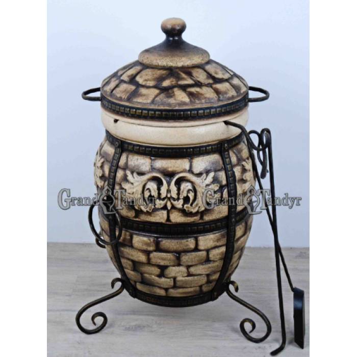 Tandyr / tandoor pec ze šamotové hlíny. Univerzální pec / gril pro přípravu kebabu, masa, zeleniny, a další. Model "Venecia". Vhodný pro skupiny  skupiny: až 7 osob.Hmotnost: 93 kg.Objem: 75 dm³ (75 litrů). .