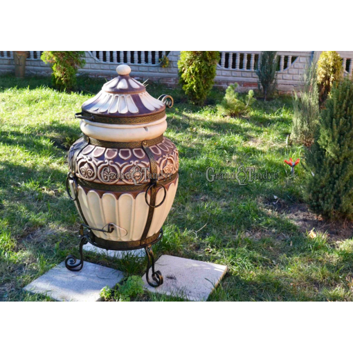 Tandyr / tandoor pec ze šamotové hlíny. Univerzální pec / gril pro přípravu kebabu, masa, zeleniny, a další. Model "Řecký". Vhodný pro skupiny: až 18 osob. Hmotnost: 145 kg.Objem: 115 dm³ (115 litrů).