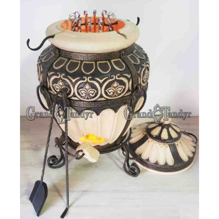 Tandyr / tandoor pec ze šamotové hlíny. Univerzální pec / gril pro přípravu kebabu, masa, zeleniny, a další. Model "Řecký". Vhodný pro skupiny: až 18 osob. Hmotnost: 145 kg.Objem: 115 dm³ (115 litrů).