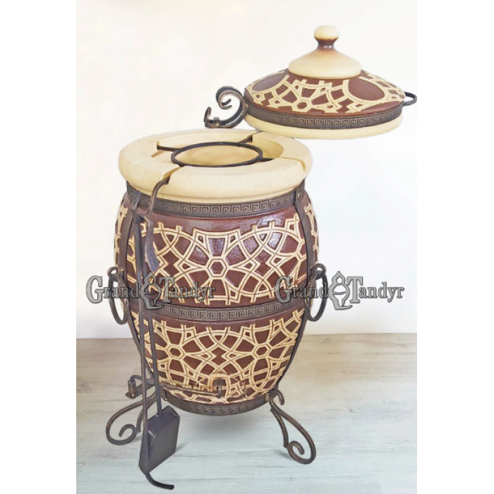 Tandyr / tandoor pec ze šamotové hlíny. Univerzální pec / gril pro přípravu kebabu, masa, zeleniny, a další. Model "Staré město".  Vhodný pro skupiny: až 8 osob. Hmotnost: 115 kg .Objem: 85 dm³ (85 litrů).
