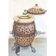 Tandyr / tandoor pec ze šamotové hlíny. Univerzální pec / gril pro přípravu kebabu, masa, zeleniny, a další. Model "Staré město".  Vhodný pro skupiny: až 8 osob. Hmotnost: 115 kg .Objem: 85 dm³ (85 litrů).