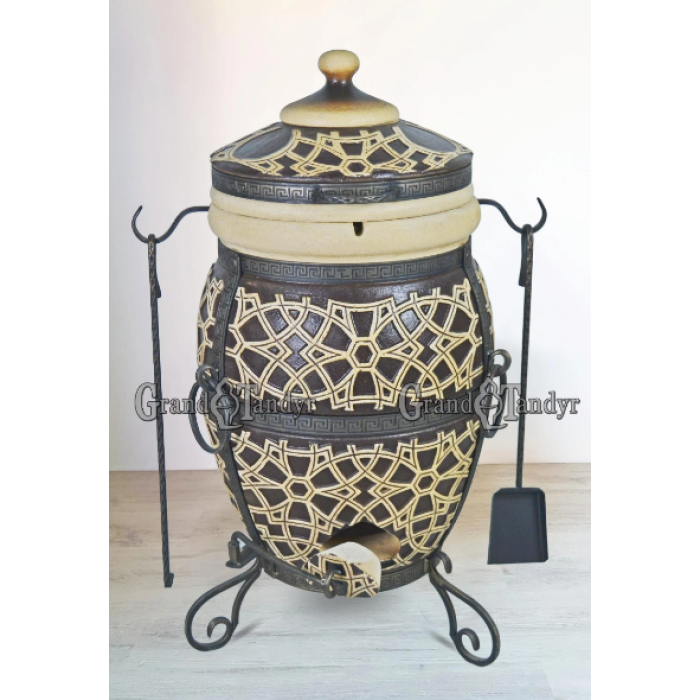 Tandyr / tandoor pec ze šamotové hlíny. Univerzální pec / gril pro přípravu kebabu, masa, zeleniny, a další. Model "Staré město".  Vhodný pro skupiny: až 8 osob. Hmotnost: 115 kg .Objem: 85 dm³ (85 litrů).