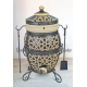 Tandyr / tandoor pec ze šamotové hlíny. Univerzální pec / gril pro přípravu kebabu, masa, zeleniny, a další. Model "Staré město".  Vhodný pro skupiny: až 8 osob. Hmotnost: 115 kg .Objem: 85 dm³ (85 litrů).