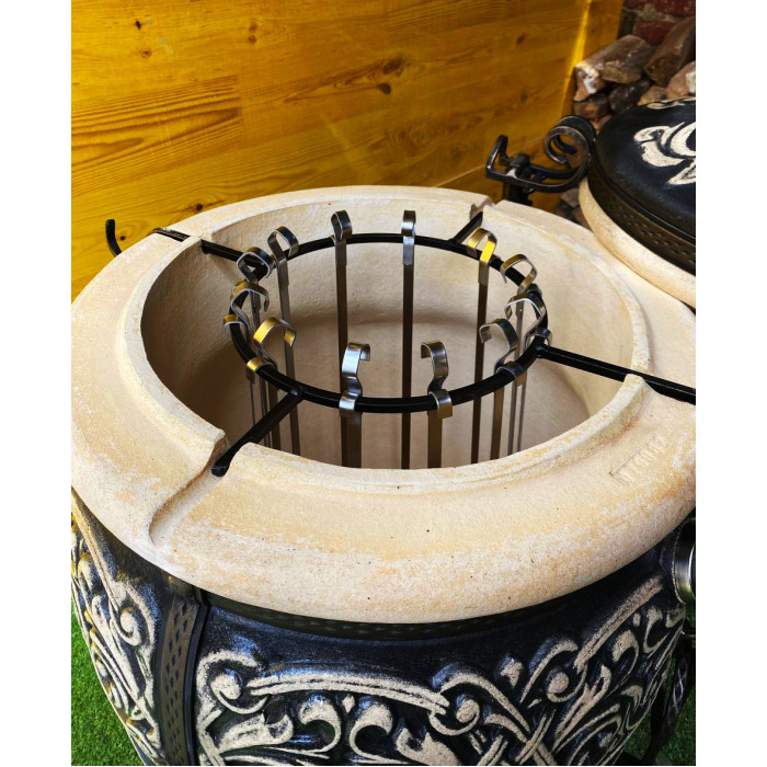Tandyr / tandoor pec ze šamotové hlíny. Univerzální pec / gril pro přípravu kebabu, masa, zeleniny, a další. Model"Atlant poloprůmyslovy". Vhodný pro skupiny: až 25-30 osob. Hmotnost: 180 kg.Objem: 200 dm³ (200 litrů).