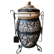 Tandyr / tandoor pec ze šamotové hlíny. Univerzální pec / gril pro přípravu kebabu, masa, zeleniny, a další. Model "Praha-klasický". Vhodný pro skupiny: až 8 osob. Hmotnost: 120 kg.Objem: 85 dm³ (85 litrů).