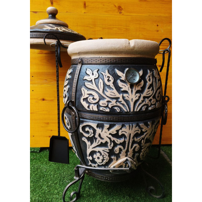 Tandyr / tandoor pec ze šamotové hlíny. Univerzální pec / gril pro přípravu kebabu, masa, zeleniny, a další. Model "Praha-klasický". Vhodný pro skupiny: až 8 osob. Hmotnost: 120 kg.Objem: 85 dm³ (85 litrů).
