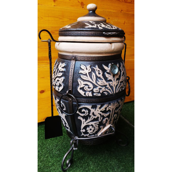 Tandyr / tandoor pec ze šamotové hlíny. Univerzální pec / gril pro přípravu kebabu, masa, zeleniny, a další. Model "Praha-klasický". Vhodný pro skupiny: až 8 osob. Hmotnost: 120 kg.Objem: 85 dm³ (85 litrů).