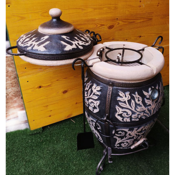 Tandyr / tandoor pec ze šamotové hlíny. Univerzální pec / gril pro přípravu kebabu, masa, zeleniny, a další. Model "Praha-klasický". Vhodný pro skupiny: až 8 osob. Hmotnost: 120 kg.Objem: 85 dm³ (85 litrů).