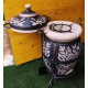 Tandyr / tandoor pec ze šamotové hlíny. Univerzální pec / gril pro přípravu kebabu, masa, zeleniny, a další. Model "Praha-klasický". Vhodný pro skupiny: až 8 osob. Hmotnost: 120 kg.Objem: 85 dm³ (85 litrů).
