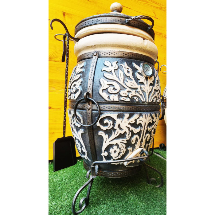 Tandyr / tandoor pec ze šamotové hlíny. Univerzální pec / gril pro přípravu kebabu, masa, zeleniny, a další. Model "Praha-klasický". Vhodný pro skupiny: až 8 osob. Hmotnost: 120 kg.Objem: 85 dm³ (85 litrů).