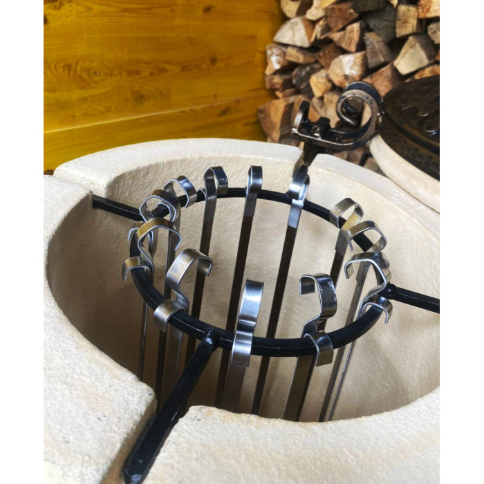 Tandyr / tandoor pec ze šamotové hlíny. Univerzální pec / gril pro přípravu kebabu, masa, zeleniny, a další. Model "Praha-klasický". Vhodný pro skupiny: až 8 osob. Hmotnost: 120 kg.Objem: 85 dm³ (85 litrů).