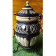 Tandyr / tandoor pec ze šamotové hlíny. Univerzální pec / gril pro přípravu kebabu, masa, zeleniny, a další. Model "Thor velký". Vhodný pro skupiny: až 10 osob. Hmotnost: 140 kg .Objem: 100 dm³ (100 litrů).