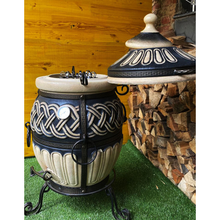 Tandyr / tandoor pec ze šamotové hlíny. Univerzální pec / gril pro přípravu kebabu, masa, zeleniny, a další. Model "Thor velký". Vhodný pro skupiny: až 10 osob. Hmotnost: 140 kg .Objem: 100 dm³ (100 litrů).