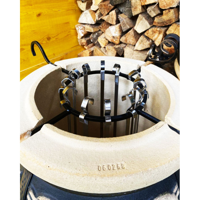 Tandyr / tandoor pec ze šamotové hlíny. Univerzální pec / gril pro přípravu kebabu, masa, zeleniny, a další. Model "Thor velký". Vhodný pro skupiny: až 10 osob. Hmotnost: 140 kg .Objem: 100 dm³ (100 litrů).