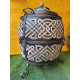 Tandyr / tandoor pec ze šamotové hlíny. Univerzální pec / gril pro přípravu kebabu, masa, zeleniny, a další. Model"Atlant poloprůmyslovy". Vhodný pro skupiny: až 40 osob. Hmotnost: 220 kg.Objem: 250 dm³ (250 litrů).