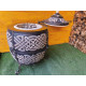Tandyr / tandoor pec ze šamotové hlíny. Univerzální pec / gril pro přípravu kebabu, masa, zeleniny, a další. Model"Atlant poloprůmyslovy". Vhodný pro skupiny: až 40 osob. Hmotnost: 220 kg.Objem: 250 dm³ (250 litrů).
