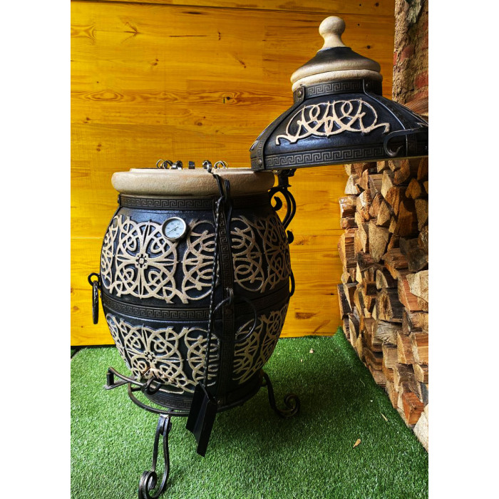 Tandyr / tandoor pec ze šamotové hlíny. Univerzální pec / gril pro přípravu kebabu, masa, zeleniny, a další. Model"Šafrán". Vhodný pro skupiny  skupiny: až 17 osob. Hmotnost: 150 kg.Objem: 130 dm³ (130 litrů).